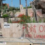 Uma propriedade que parece estar em construção com uma placa que diz