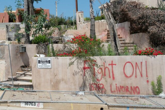 Uma propriedade que parece estar em construção com uma placa que diz 