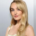 Vanity Fair enfrenta escrutínio sobre a edição do polêmico vídeo de Chloe Fineman sobre seu menino de 6 anos com calças no acampamento de verão