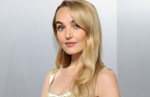 Vanity Fair enfrenta escrutínio sobre a edição do polêmico vídeo de Chloe Fineman sobre seu menino de 6 anos com calças no acampamento de verão Vanity Fair enfrenta escrutínio sobre a edição do polêmico vídeo de Chloe Fineman sobre seu menino de 6 anos com calças no acampamento de verão