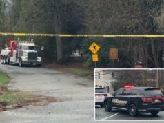 Vários ferimentos após um ônibus cheio de estudantes do ensino médio e acompanhantes de Nova York cair perto do Lago George Um caminhão de reboque em uma estrada bloqueada por fita amarela.