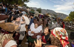 Veja como se divertir ao máximo na LA Renaissance Faire desafio climático-2024-drop-caps-i.png