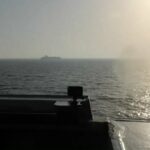 Veja navio de guerra dos EUA disparar contra navio-tanque com bandeira do Irã