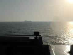 Veja navio de guerra dos EUA disparar contra navio-tanque com bandeira do Irã Veja navio de guerra dos EUA disparar contra navio-tanque com bandeira do Irã