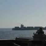 Veja o momento em que navio de guerra dos EUA dispara contra navio iraniano