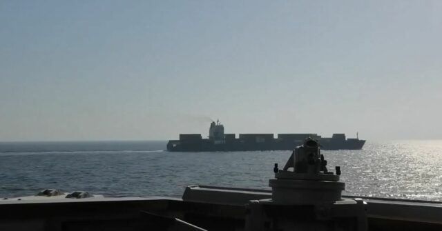 Veja o momento em que navio de guerra dos EUA dispara contra navio iraniano
