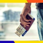 Mulher reclinada em assento de avião de classe executiva