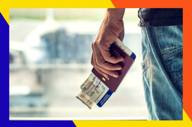 Mulher reclinada em assento de avião de classe executiva