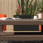 Mesa lateral de pedra escultural do lado de fora, perto do sofá