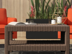 Venda de móveis para áreas externas da Wayfair: até 50% de desconto, mais BOGO 25% de desconto em cadeiras e conjuntos de jantar selecionados Mesa lateral de pedra escultural do lado de fora, perto do sofá