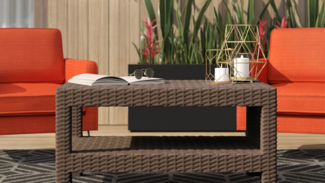 Mesa lateral de pedra escultural do lado de fora, perto do sofá