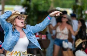 Ventos fortes causam estragos no Stagecoach, festival adiado, fãs evacuados Ventos fortes causam estragos no Stagecoach, festival adiado, fãs evacuados