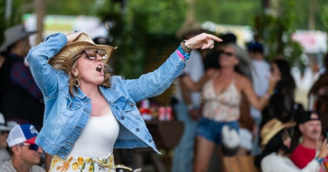 Ventos fortes causam estragos no Stagecoach, festival adiado, fãs evacuados
