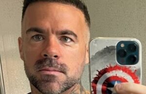 Veterano britânico que virou agente penitenciário e foi demitido sem aviso final após tirar 98 dias de folga com TEPT e ganha £ 82.000 em pagamento Morgan Armstrong, um ex-bombardeiro do Exército Britânico, garantiu um pagamento de £ 82.000 depois que um tribunal decidiu que ele foi demitido injustamente de seu emprego no Serviço Prisional