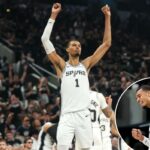 O atacante do San Antonio Spurs, Victor Wembanyama (1), levanta os braços e agradece aos fãs antes de sair durante o segundo tempo do quinto jogo da primeira rodada dos Playoffs da NBA de 2026 contra o Portland Trail Blazers no Frost Bank Center.