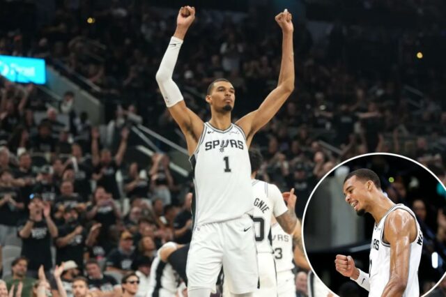 O atacante do San Antonio Spurs, Victor Wembanyama (1), levanta os braços e agradece aos fãs antes de sair durante o segundo tempo do quinto jogo da primeira rodada dos Playoffs da NBA de 2026 contra o Portland Trail Blazers no Frost Bank Center. 