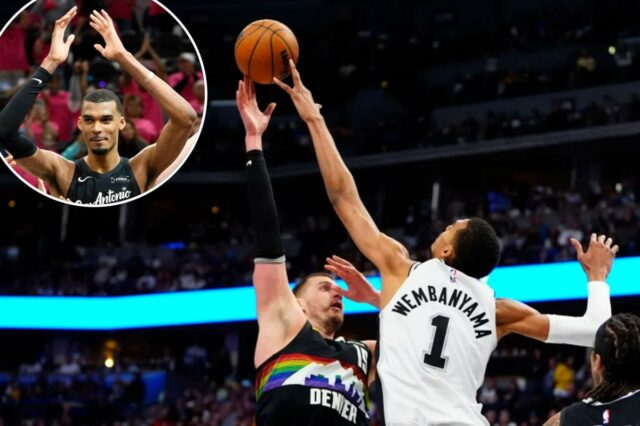 O atacante do Spurs, Victor Wembanyama (1), bloqueia o chute do pivô do Denver Nuggets, Nikola Jokic (15), no segundo quarto na Ball Arena. 