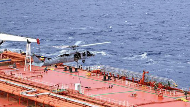 Vídeo: Forças dos EUA embarcam em navio-tanque sancionado na Ásia-Pacífico
