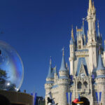 Vídeo: Os parques da Disney trazem de volta silenciosamente a saudação de 'senhoras e senhores'