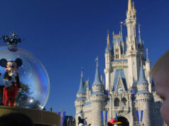 Vídeo: Os parques da Disney trazem de volta silenciosamente a saudação de ‘senhoras e senhores’ Vídeo: Os parques da Disney trazem de volta silenciosamente a saudação de 'senhoras e senhores'