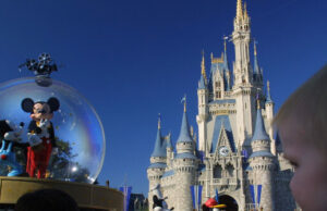 Vídeo: Os parques da Disney trazem de volta silenciosamente a saudação de ‘senhoras e senhores’ Vídeo: Os parques da Disney trazem de volta silenciosamente a saudação de 'senhoras e senhores'