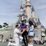 É suposto ser o lugar mais mágico da Terra. Mas para um casal, a sua viagem à Disneyland Paris estava longe de ser mágica depois de um trabalhador ter arruinado completamente o seu pedido de casamento.