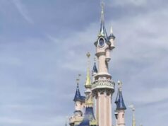 Vídeo ressurgido de um trabalhador da Disneylândia arruinando o pedido de casamento ao roubar o anel gera uma reação violenta É suposto ser o lugar mais mágico da Terra. Mas para um casal, a sua viagem à Disneyland Paris estava longe de ser mágica depois de um trabalhador ter arruinado completamente o seu pedido de casamento.