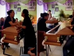 Vídeo selvagem captura mulheres brigando no caixão no funeral depois de saberem que ambas namoraram o homem morto Duas mulheres brigam por um caixão em um velório.