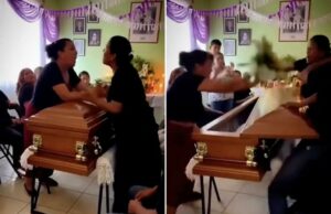 Vídeo selvagem captura mulheres brigando no caixão no funeral depois de saberem que ambas namoraram o homem morto Duas mulheres brigam por um caixão em um velório.