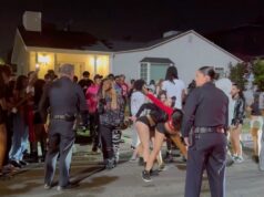 Vídeo selvagem mostra foliões seminus fugindo de policiais chamados para acabar com a violência em SoCal Vídeo selvagem mostra foliões seminus fugindo de policiais chamados para acabar com a violência em SoCal