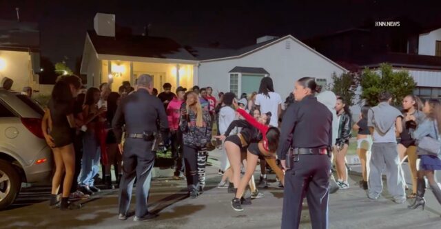 Vídeo selvagem mostra foliões seminus fugindo de policiais chamados para acabar com a violência em SoCal
