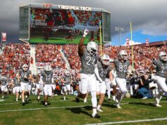 Vídeos mostram paraquedista batendo no placar do estádio enquanto a multidão assiste Vídeos mostram paraquedista batendo no placar do estádio enquanto a multidão assiste