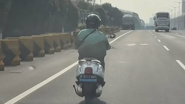 Viral Ojol Nyelonong ke Tol Japek, Diteriakin 'Kesurupan?' Tetap Jalan Santai
