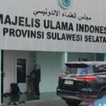 Viral Sejumlah Orang Berpakaian Muslim Minum Oli Baru di Makassar, MUI Sulsel: Haram