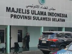Viral Sejumlah Orang Berpakaian Muslim Minum Oli Baru di Makassar, MUI Sulsel: Haram Viral Sejumlah Orang Berpakaian Muslim Minum Oli Baru di Makassar, MUI Sulsel: Haram