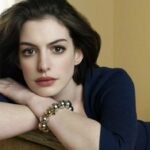 Viral Ucap Insya Allah, Momen Anne Hathaway Sumringah Diberi Alquran para fãs no tapete vermelho