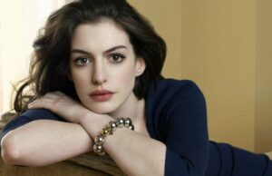 Viral Ucap Insya Allah, Momen Anne Hathaway Sumringah Diberi Alquran para fãs no tapete vermelho Viral Ucap Insya Allah, Momen Anne Hathaway Sumringah Diberi Alquran para fãs no tapete vermelho