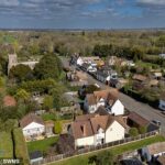 Tempsford em Buckinghamshire (foto) foi selecionada como uma das sete novas cidades na Inglaterra sob os planos trabalhistas de entregar 1,5 milhão de propriedades até 2029