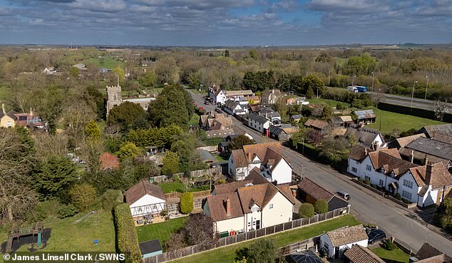 Vivemos numa aldeia que o Partido Trabalhista escolheu como uma Tempsford em Buckinghamshire (foto) foi selecionada como uma das sete novas cidades na Inglaterra sob os planos trabalhistas de entregar 1,5 milhão de propriedades até 2029