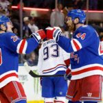 Vladislav Gavrikov #44 do New York Rangers segura Brendan Gallagher #11 do Montreal Canadiens durante o terceiro período no Madison Square Garden em 2 de abril de 2026.