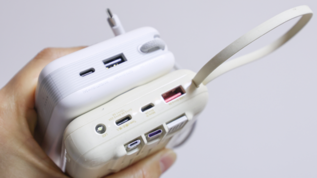 A marca de certificação CCC impressa em um banco de potência branco.