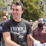 Charlie Kirk conversando com apoiadores em uma praça da UC San Diego