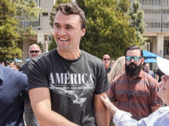 ‘Você está brincando comigo?’: Residentes da Califórnia reagem ao fato de a rua ser renomeada em homenagem a Charlie Kirk Charlie Kirk conversando com apoiadores em uma praça da UC San Diego