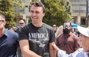 ‘Você está brincando comigo?’: Residentes da Califórnia reagem ao fato de a rua ser renomeada em homenagem a Charlie Kirk Charlie Kirk conversando com apoiadores em uma praça da UC San Diego