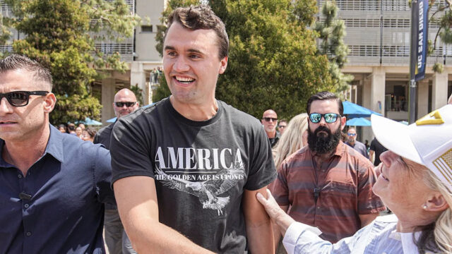 Charlie Kirk conversando com apoiadores em uma praça da UC San Diego