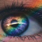 Você pode criar um MacBook Neo multicolorido com peças oficiais da Apple por apenas US$ 39 | A foto mostra um arco-íris refletido em um close do olho de alguém