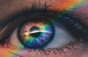 Você pode criar um MacBook Neo multicolorido com peças oficiais da Apple por apenas US$ 39 Você pode criar um MacBook Neo multicolorido com peças oficiais da Apple por apenas US$ 39 | A foto mostra um arco-íris refletido em um close do olho de alguém