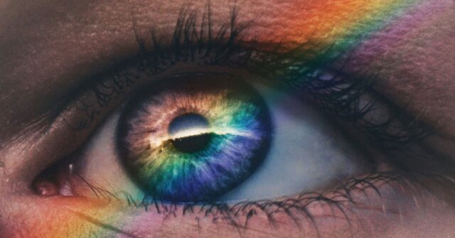 Você pode criar um MacBook Neo multicolorido com peças oficiais Você pode criar um MacBook Neo multicolorido com peças oficiais da Apple por apenas US$ 39 | A foto mostra um arco-íris refletido em um close do olho de alguém