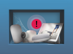 Você provavelmente está matando seus dispositivos domésticos inteligentes sem perceber Ilustração de um plugue inteligente em uma tomada de parede com ícones de automação residencial digital em um fundo azul.