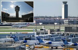 Voo da United Airlines para Nova York foi desviado para Pittsburgh após ameaça de bomba Torre de controle do Aeroporto LaGuardia, com prédios e carros estacionados, sob um céu azul com algumas nuvens.